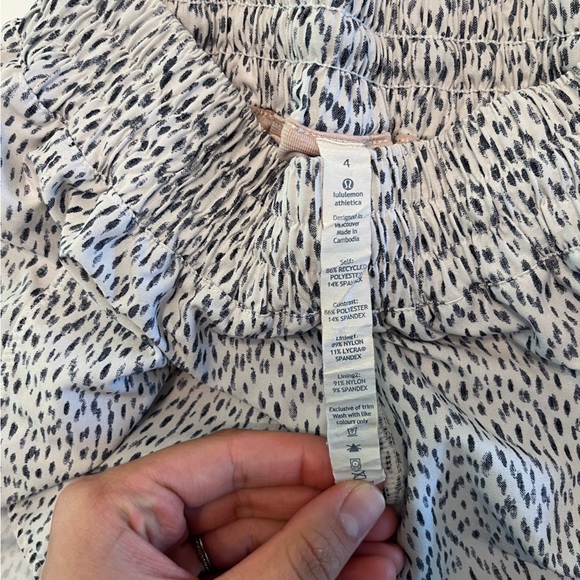 LULULEMON - PLAY OFF THE PLEAT - SPECKLED SHORT / Size 4 / 4” Inseam - Picture 4 of 4